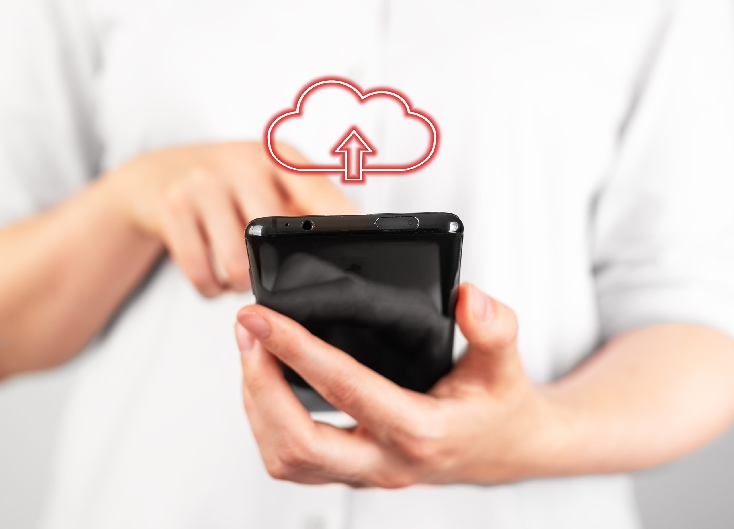 シャドーITとは、情シスの許可を得ずに、従業員が独自に導入・使用しているIT機器やサービス、ソフトウェア、クラウドアプリケーションなどを指します