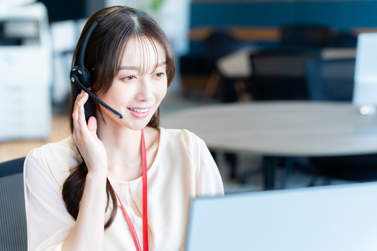 ヘルプデスクとは、企業の社内外から寄せられるIT関連の問い合わせに対応し、問題解決をサポートする窓口です。