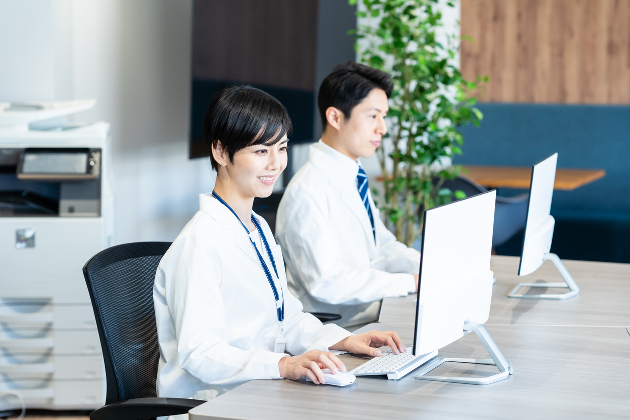ヘルプデスク業務には、社外の顧客からの問い合わせ対応を行うケースもあれば、自社の社員向けにITサポートを行うケースもあり、求められる知識や対応範囲も異なります。