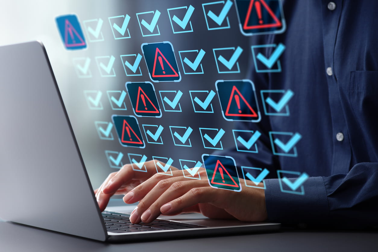 感染が確認された場合は、すぐに端末を初期化するのではなく、まず証拠保全と影響範囲の確認を進めることが重要