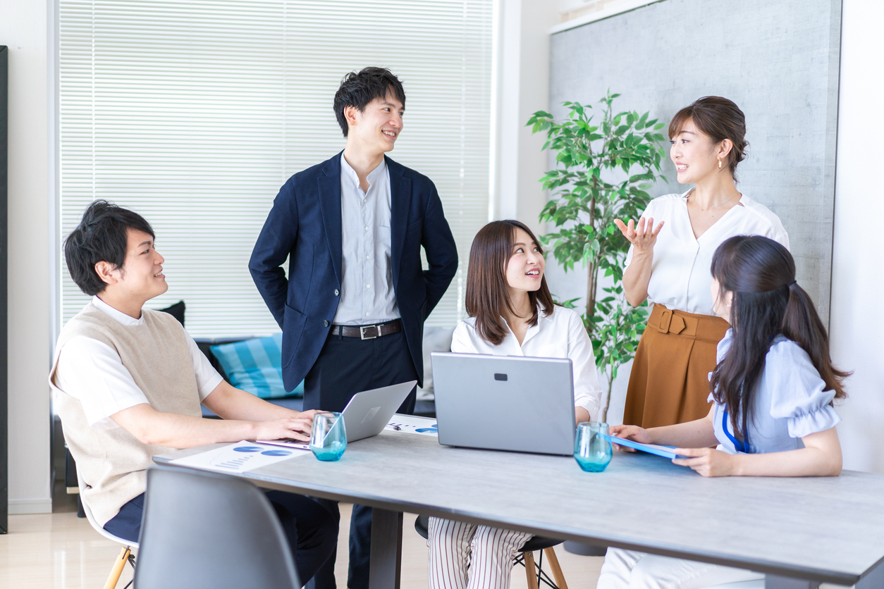 属人化の解消は、業務の可視化やマニュアル整備、ツール導入などを進めることで実現できます